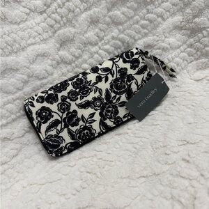 Vera Bradley Black and Cream Floral  Continental Wallet 🖤🤍